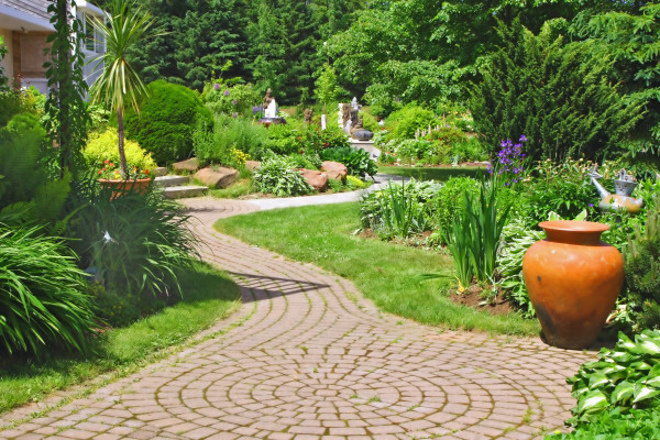 Aménagement de jardin avec création d'allées et enrochements paysagers
