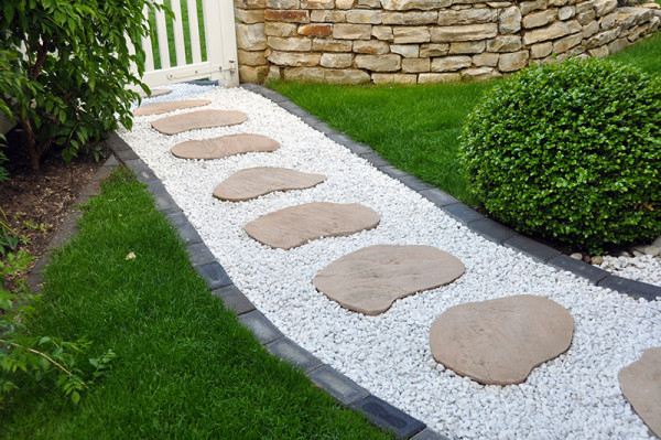 Jardinier paysagiste pour création de jardin d'agrément avec terrasse dallée