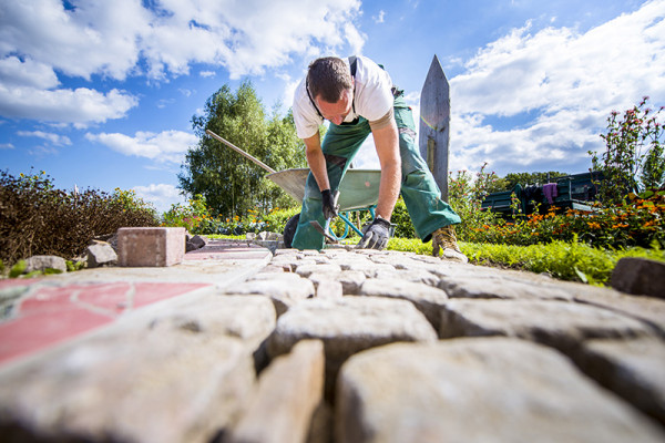 Maçon paysager pour création de terrasses et allées en béton et dallage