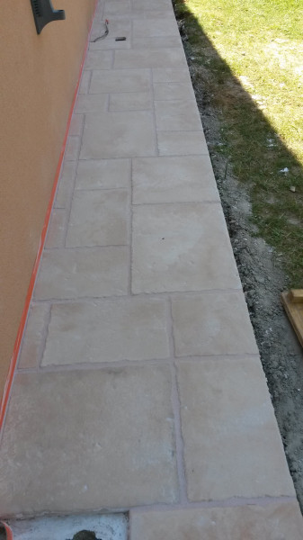 Maçon paysager pour réaliser l'aménagement d'un jardin autour d'un bassin